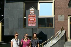 Pracownicy KAN przed budynkiem Wydziału Matematyki PWr